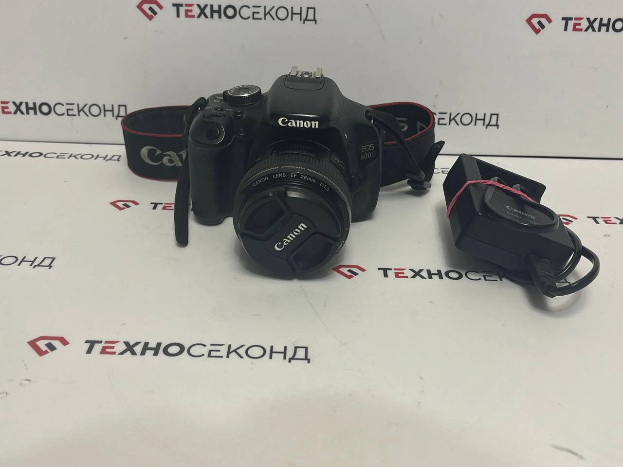 Зеркальный фотоаппарат Canon EOS 600D/Объектив Canon EF 28mm f/1.8 USM