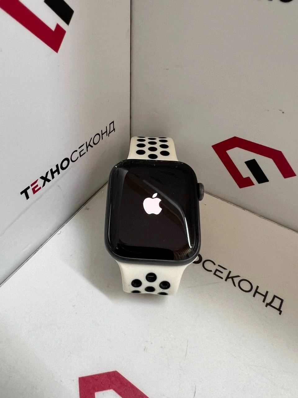 Умные часы Apple Watch SE 44 мм (алюминий серый космос/черный спортивный)